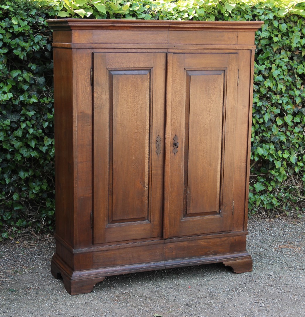 antiker-2-t-riger-schrank